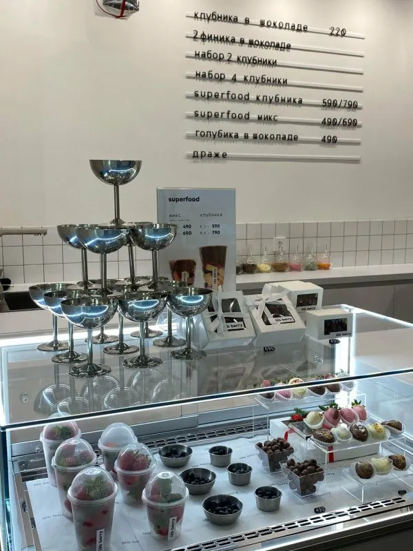 Витрина с клубникой в шоколаде и десертами в магазине Labberry