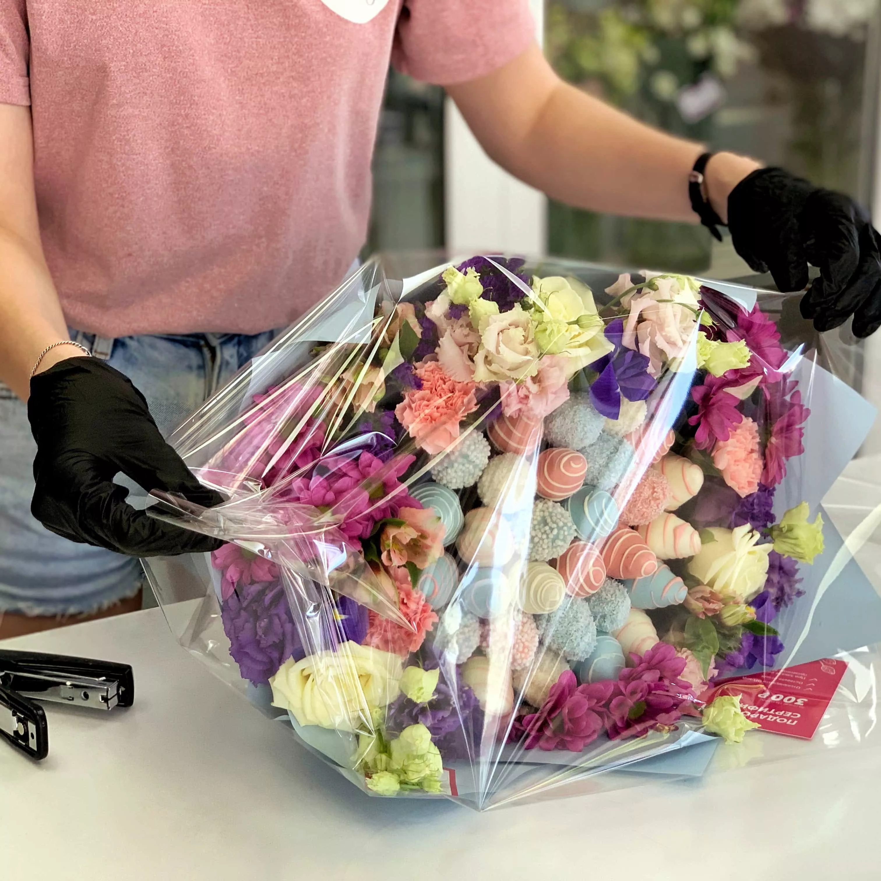 Букет цветов в прозрачной пленке